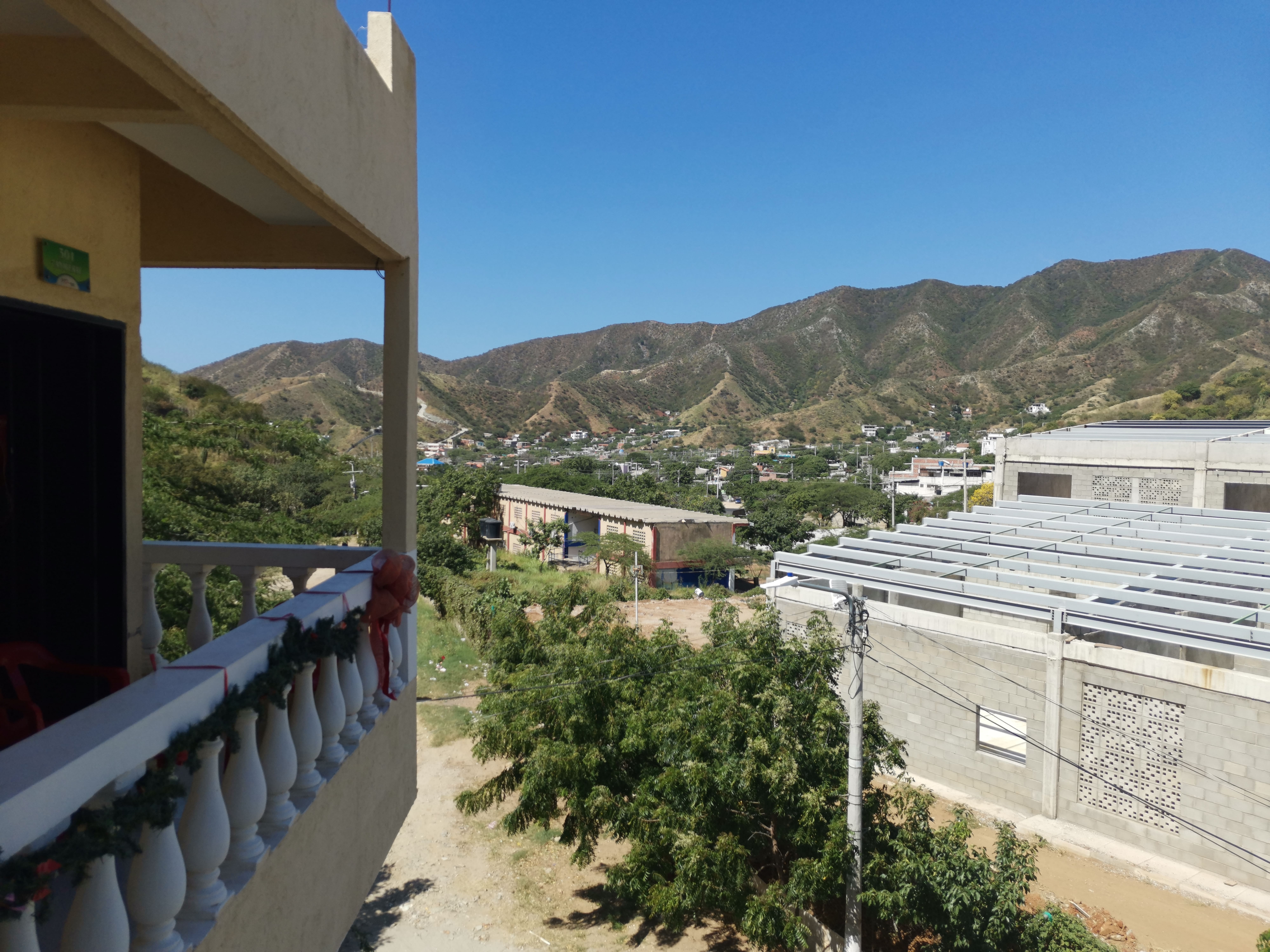 Vista panorámica desde Casa Rubia hacia las montañas